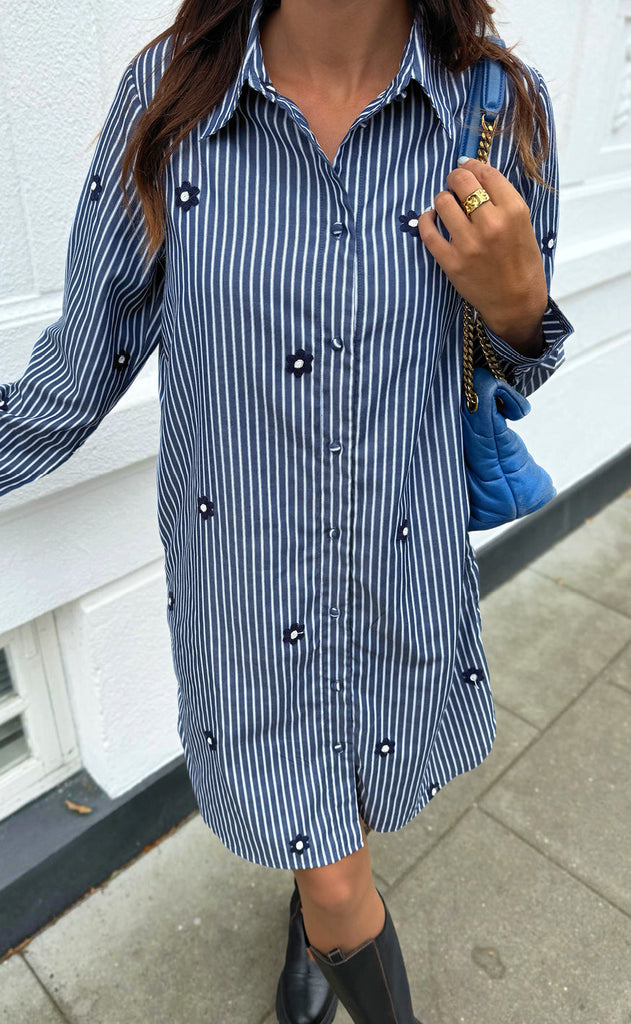 Say INA Copenhagen Skjortekjole - Katrina - Navy Blue Striped W. Embroidery Flower