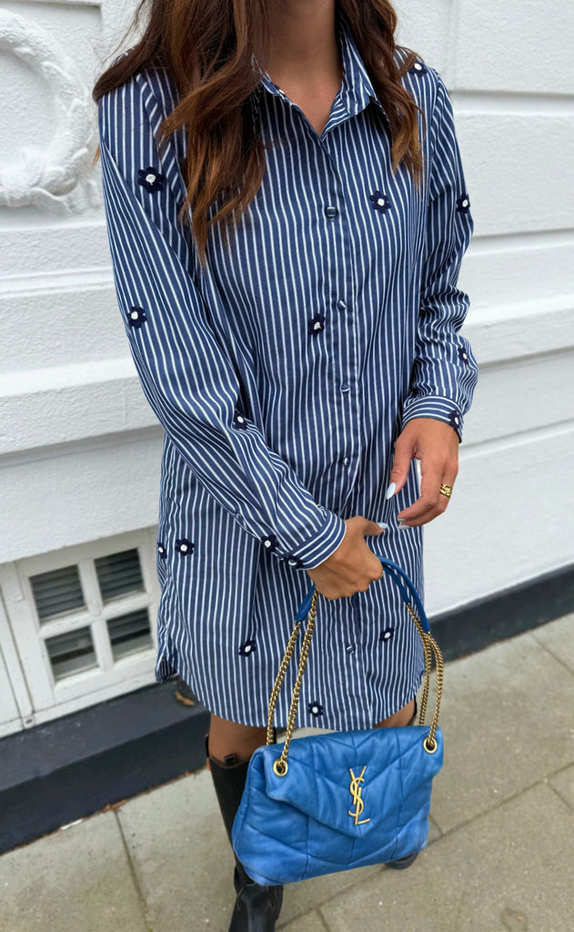 Say INA Copenhagen Skjortekjole - Katrina - Navy Blue Striped W. Embroidery Flower