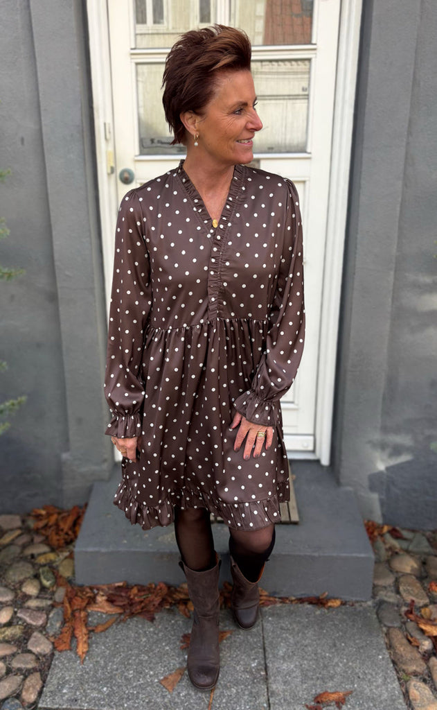 Say INA Copenhagen Kjole - Catja Short - Dark Brown W. White Dots