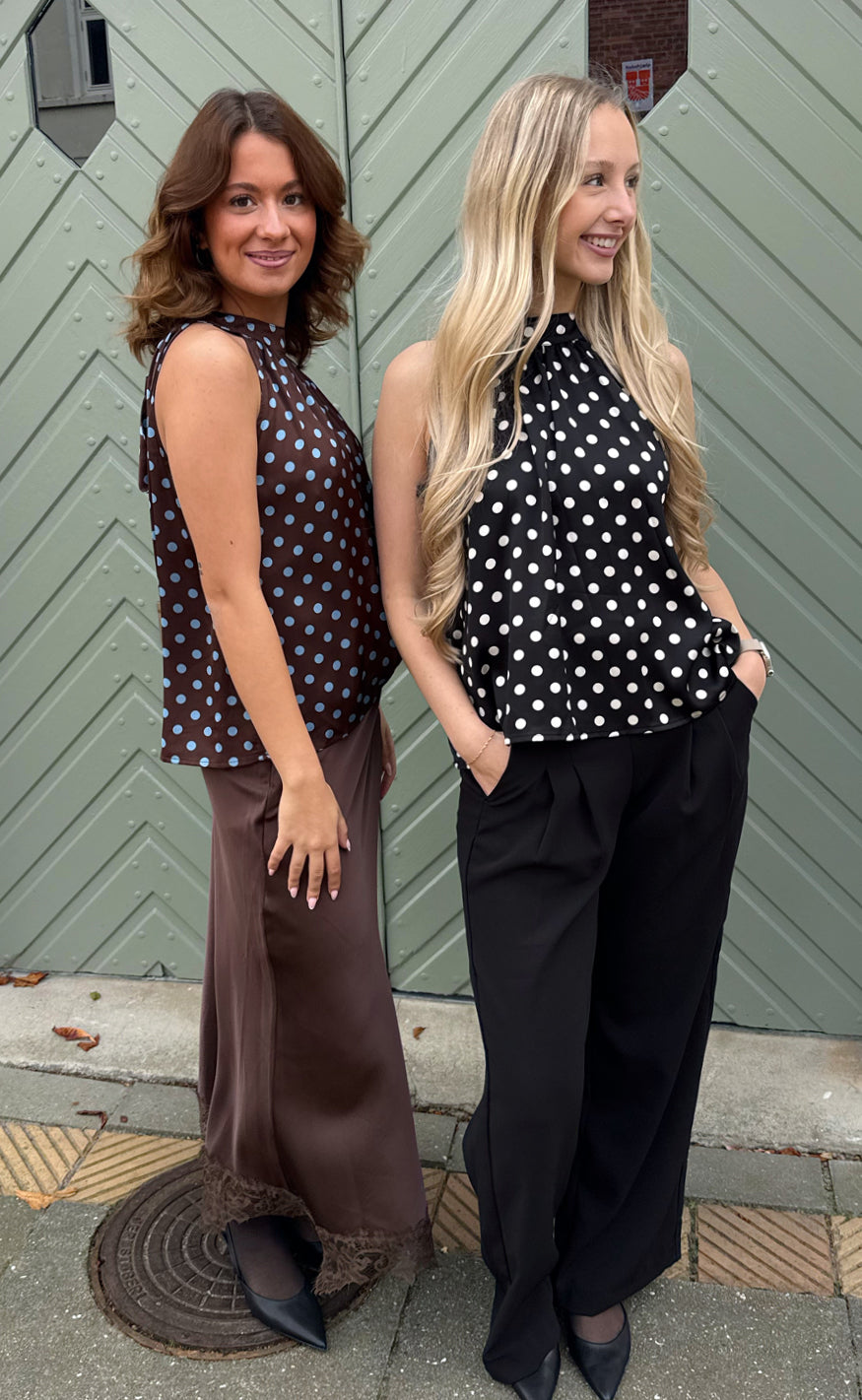 Say INA Copenhagen Topp - Malina - Dark Brown W. Blue Dots