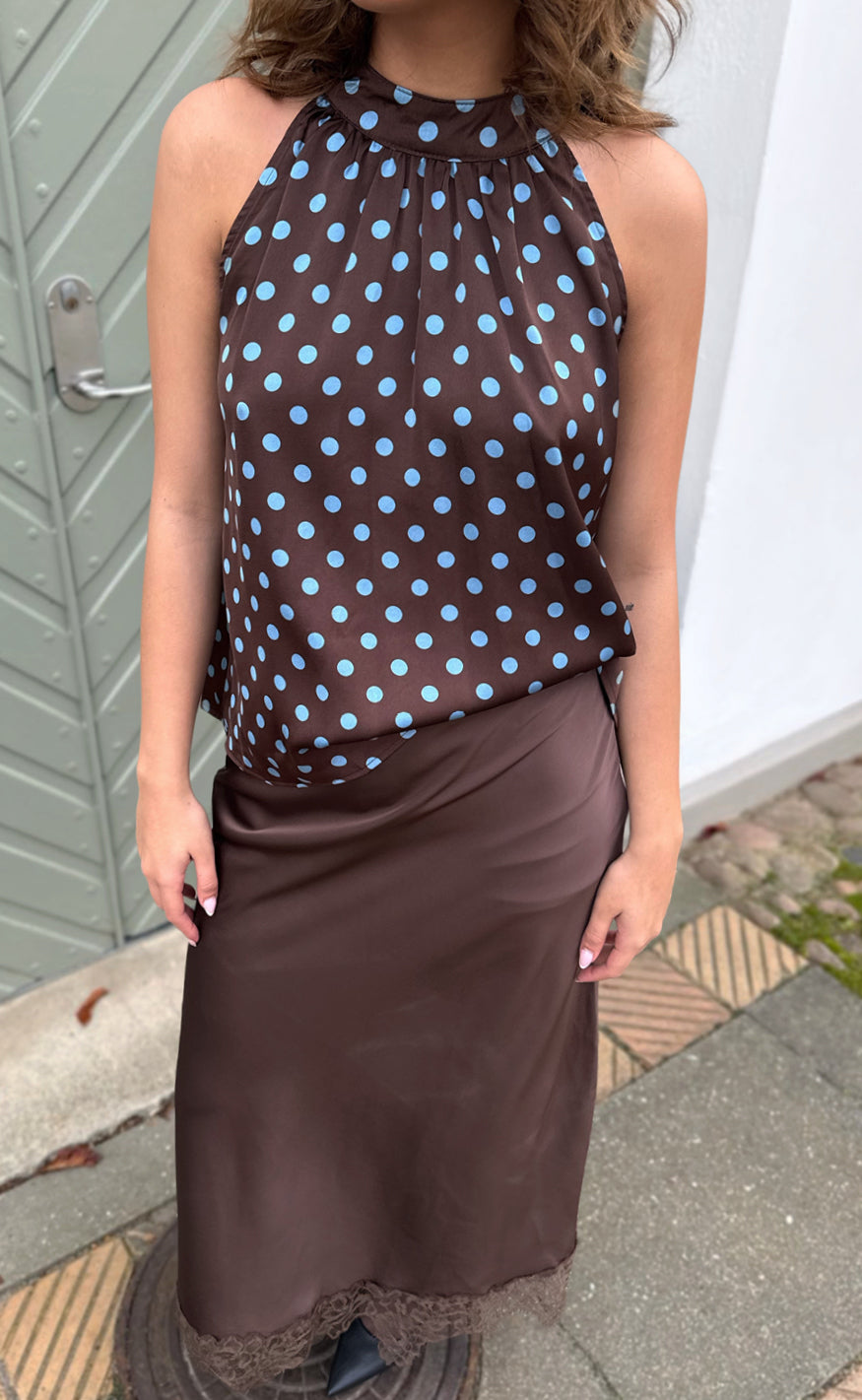 Say INA Copenhagen Topp - Malina - Dark Brown W. Blue Dots