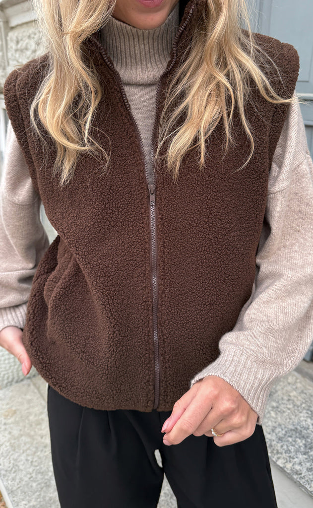 Say INA Copenhagen Fleece Vest - Fia - Dark Brown