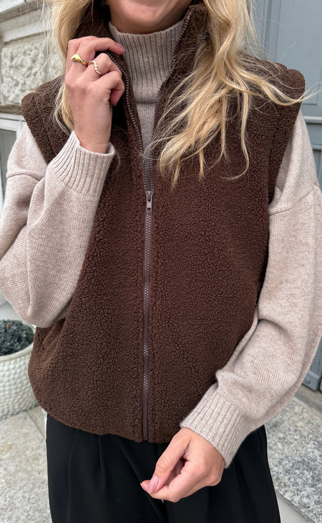 Say INA Copenhagen Fleece Vest - Fia - Dark Brown