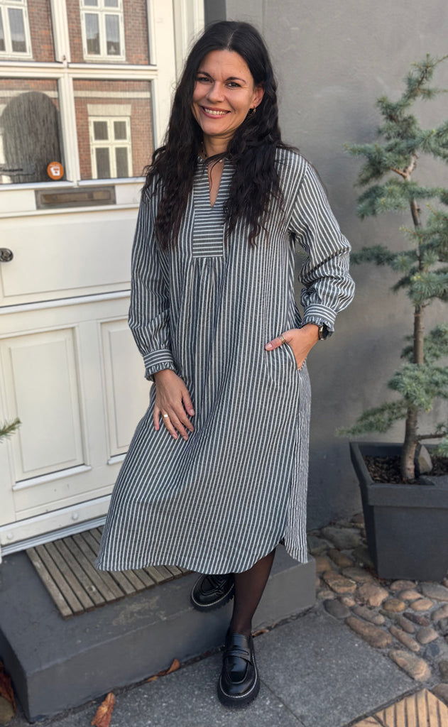 Say INA Copenhagen Kjole - Winnie LS - Grey Striped