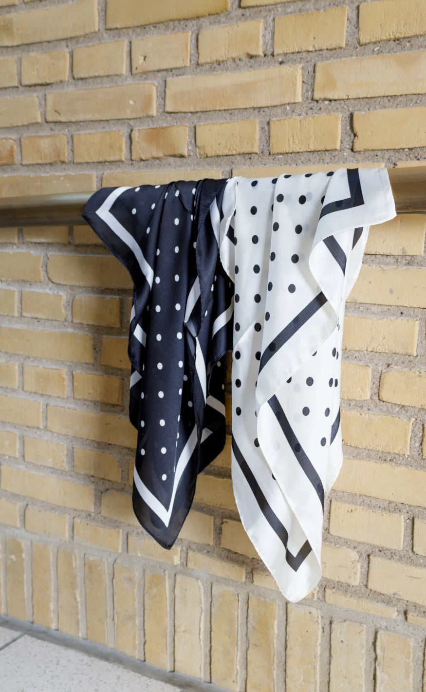 Black Colour Skjerf - Adaline - Off White