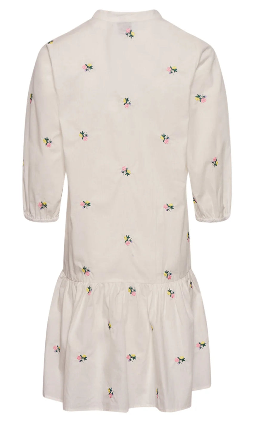 Noella Kjole - Imogene - White Embroidery