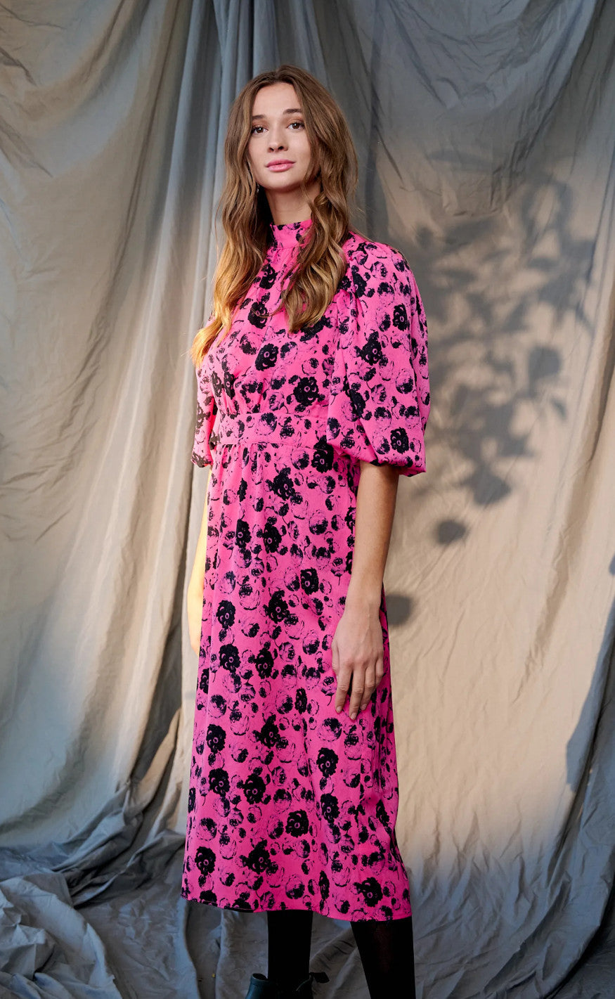 Noella Kjole - Paris Long - Fuchsia Flower