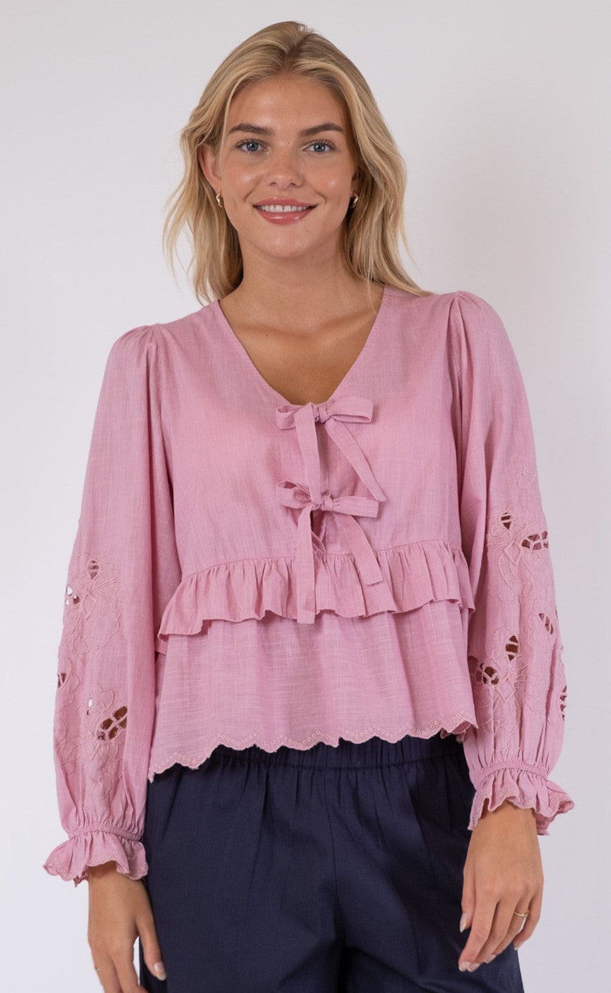 Neo Noir Bluse  - Eden Embroidery - Powder