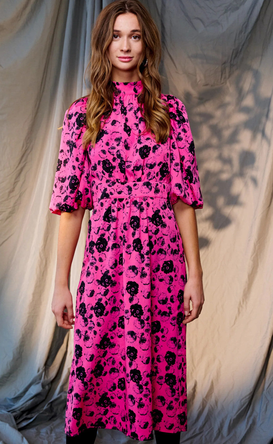 Noella Kjole - Paris Long - Fuchsia Flower