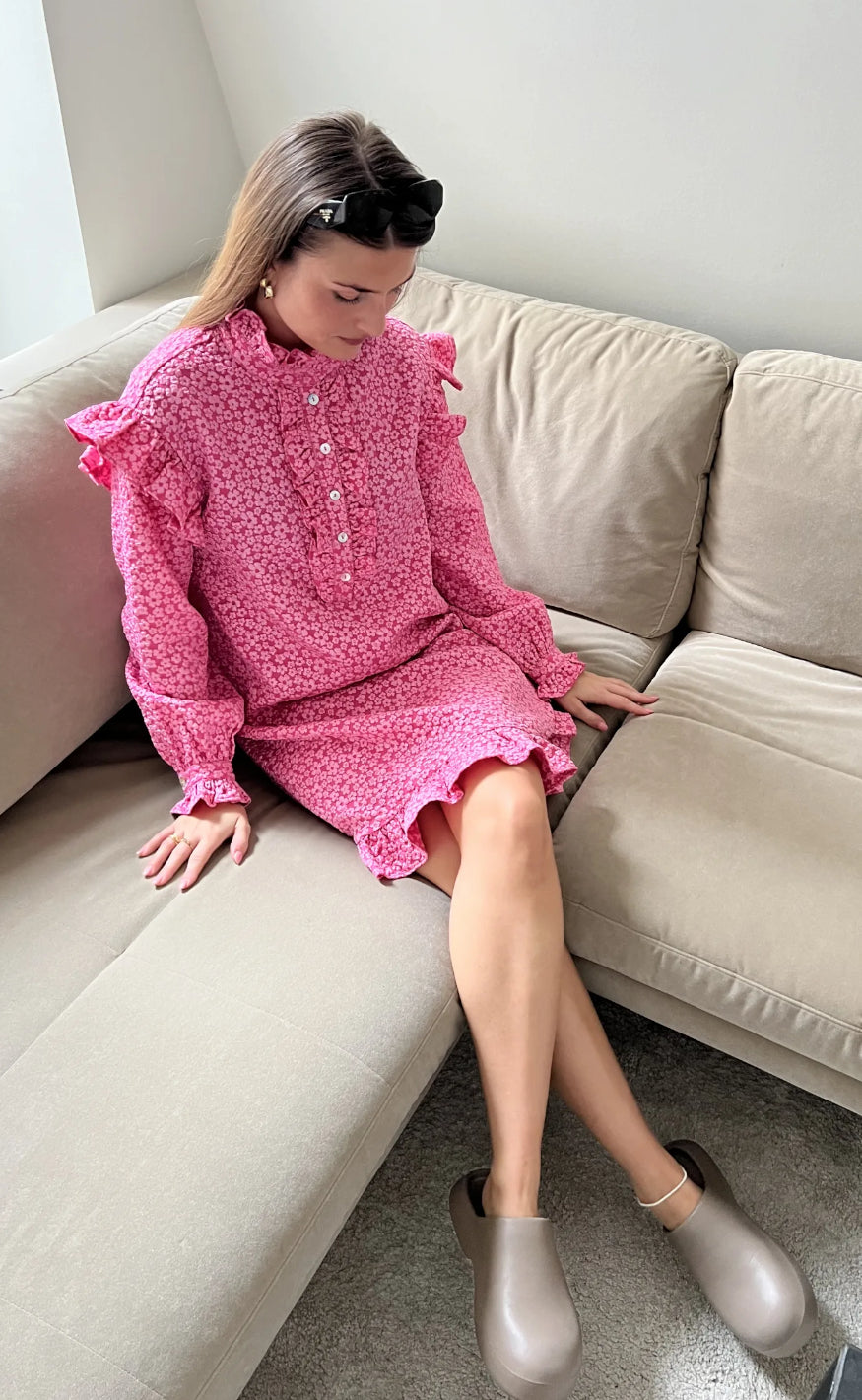 Noella Kjole - Reno Ruby Ruffle - Bright Pink