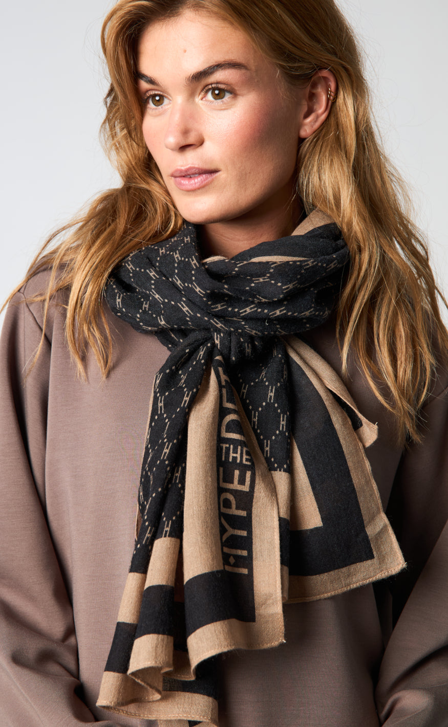 Hype The Detail Skjerf - 950-83 - Black