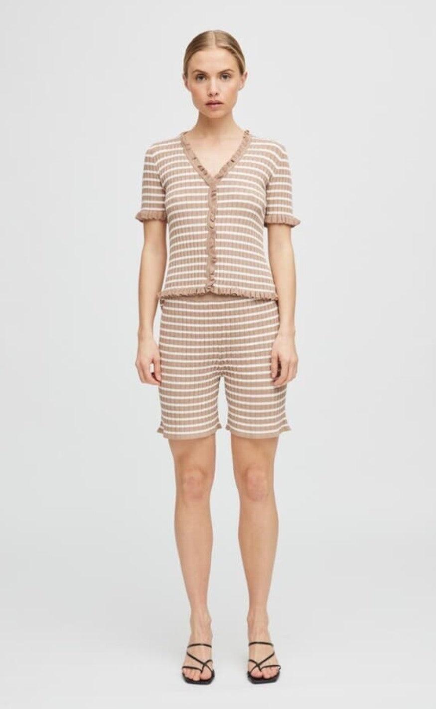 A-View Shorts - Sira - Camel/Off White