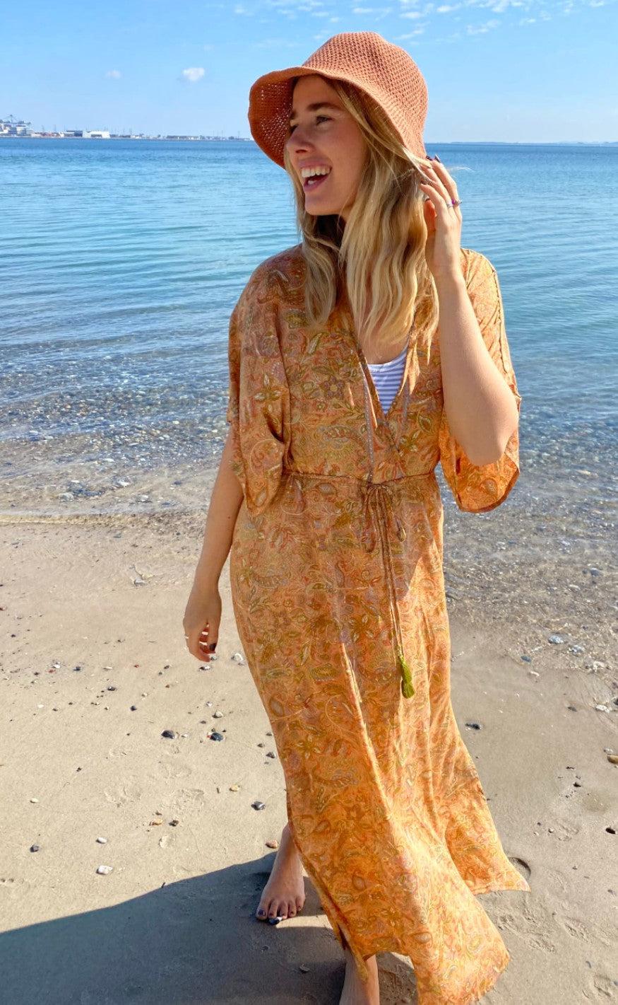 Black Colour - Luna Long V-Neck Kjole - Peach Paisley
