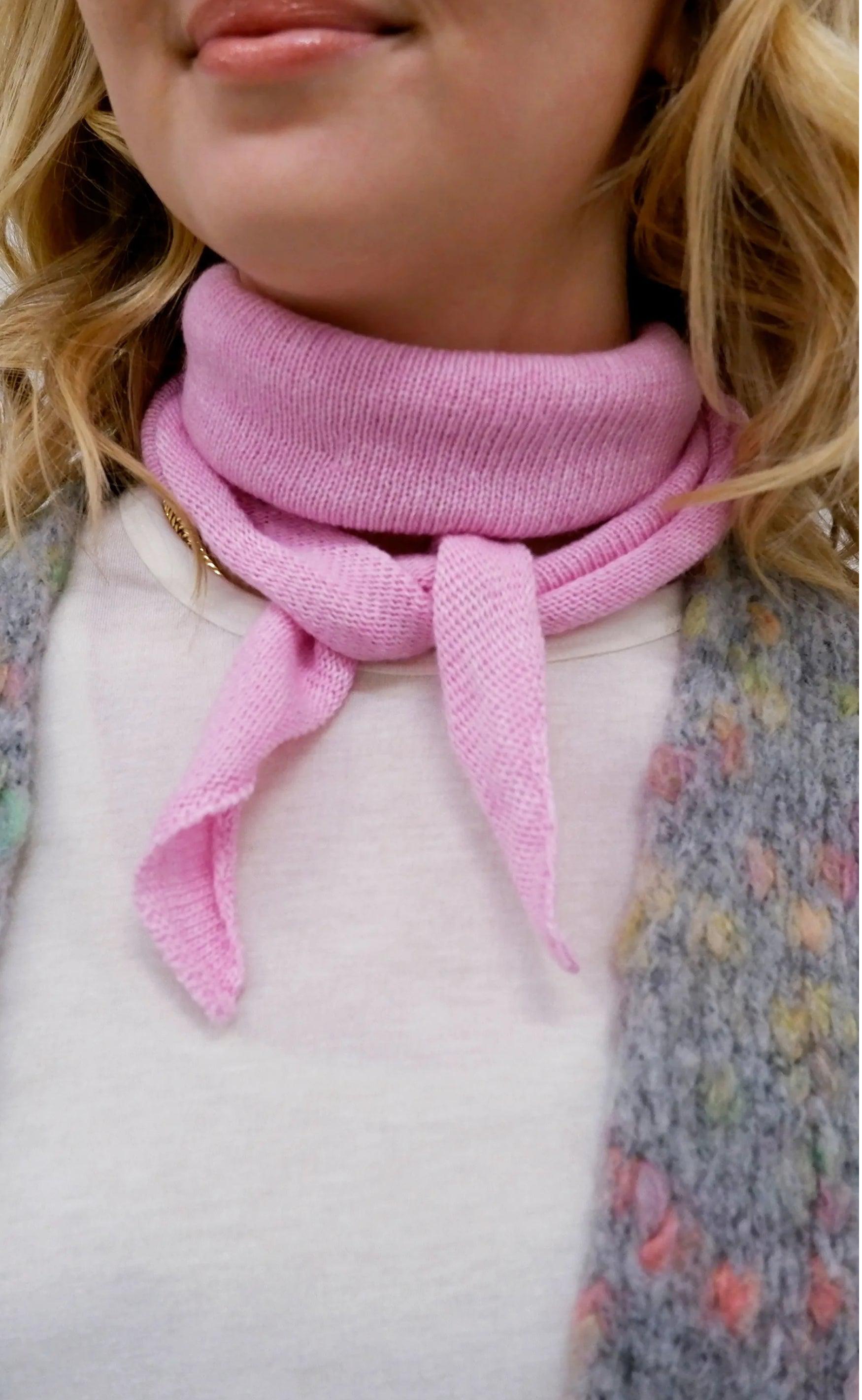Black Colour Strikket Tørklæde - Triangle - Lt. Pink