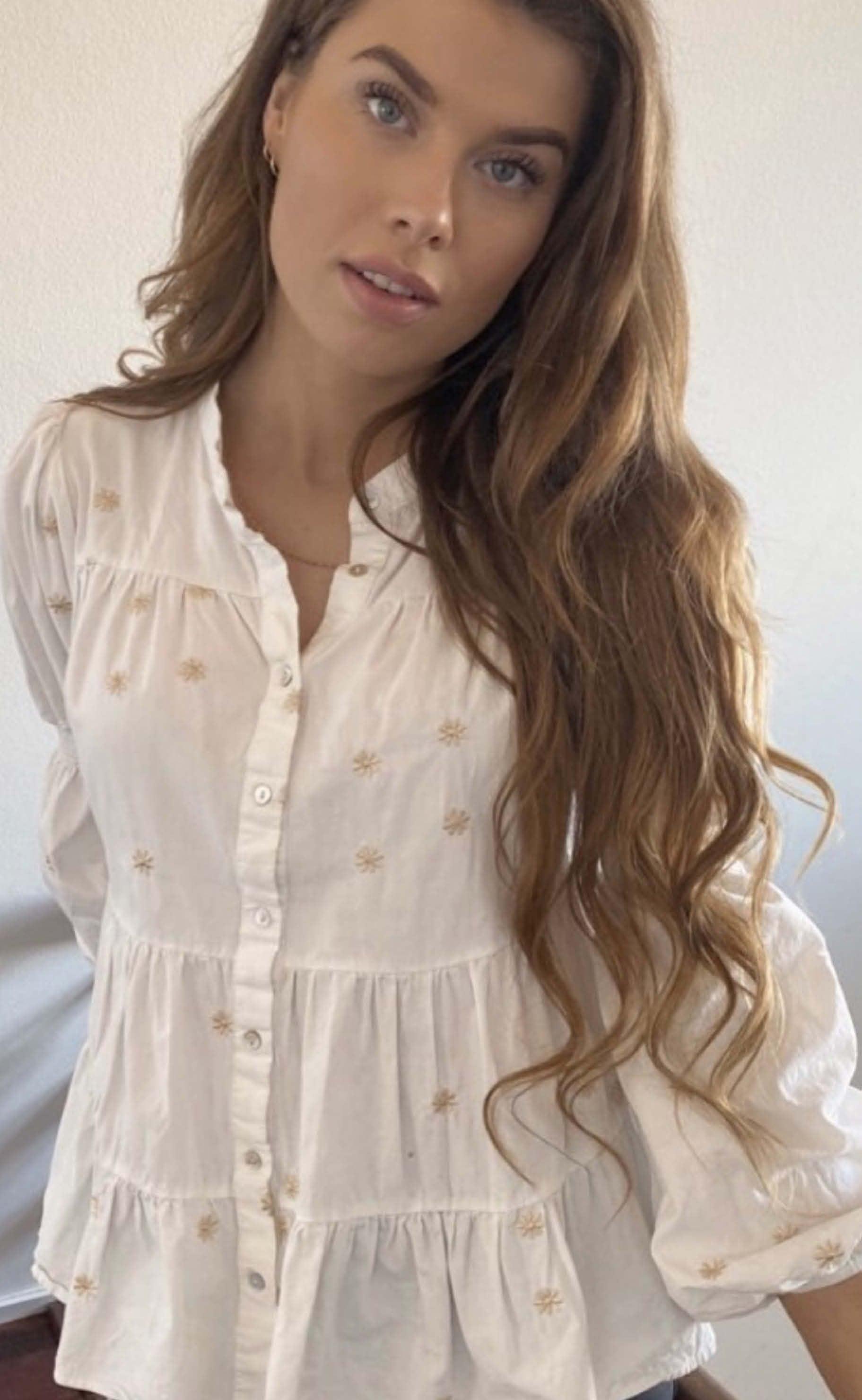 Continue Bluse - Sanna Embroderi - White