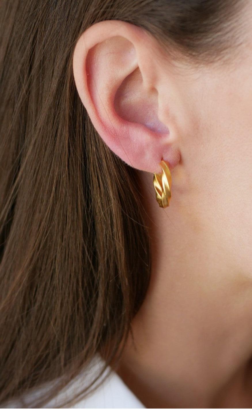 ENAMEL Copenhagen Øreringe / Hoops - Vina - Guld