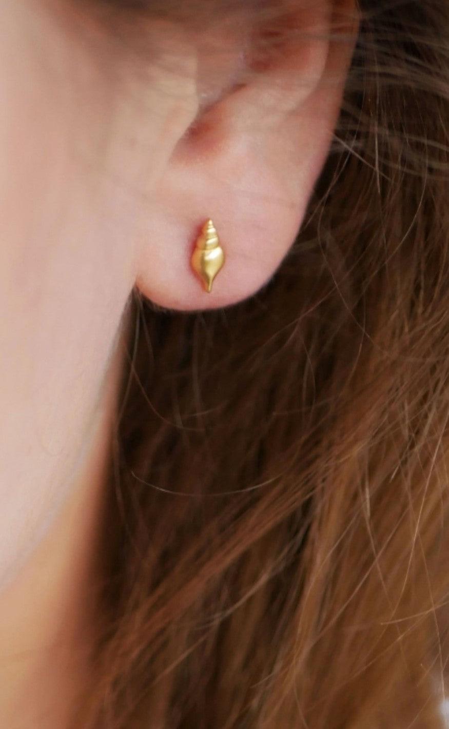 ENAMEL Copenhagen Øreringe - Stud Shelly - Guld