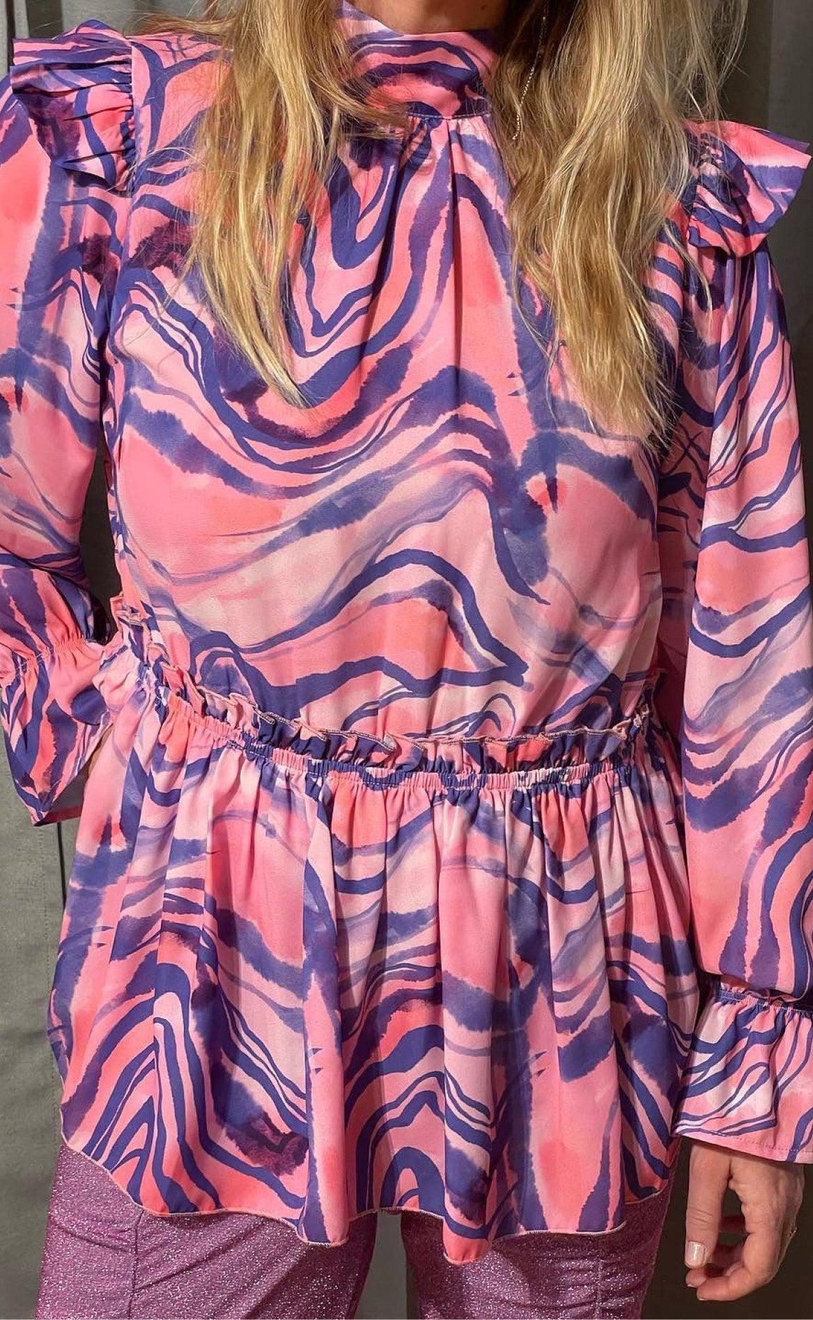 Hunkøn Bluse - Monique - Pink Swirl Art Print