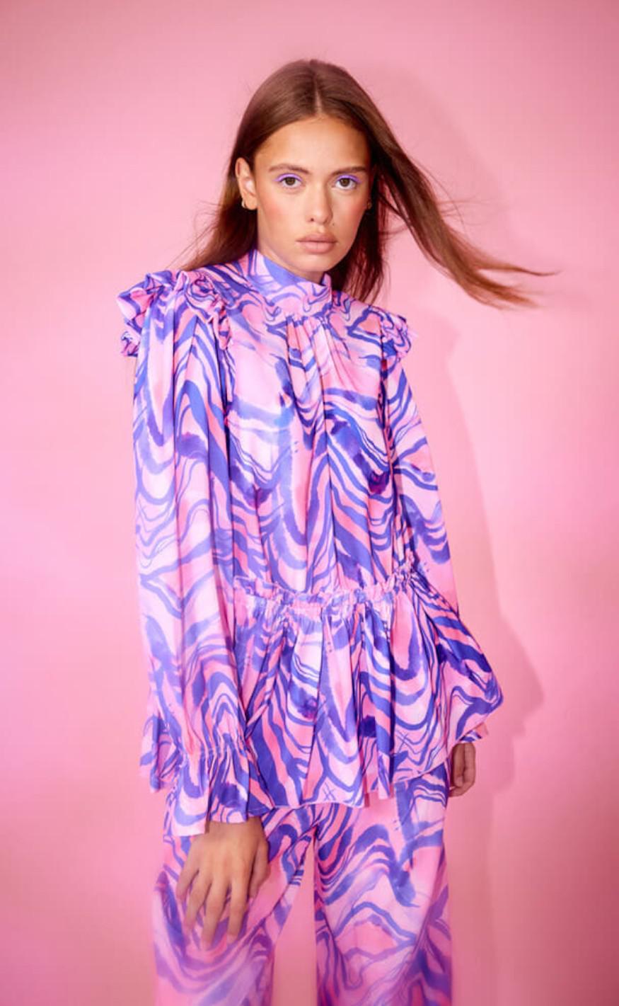 Hunkøn Bluse - Monique - Pink Swirl Art Print