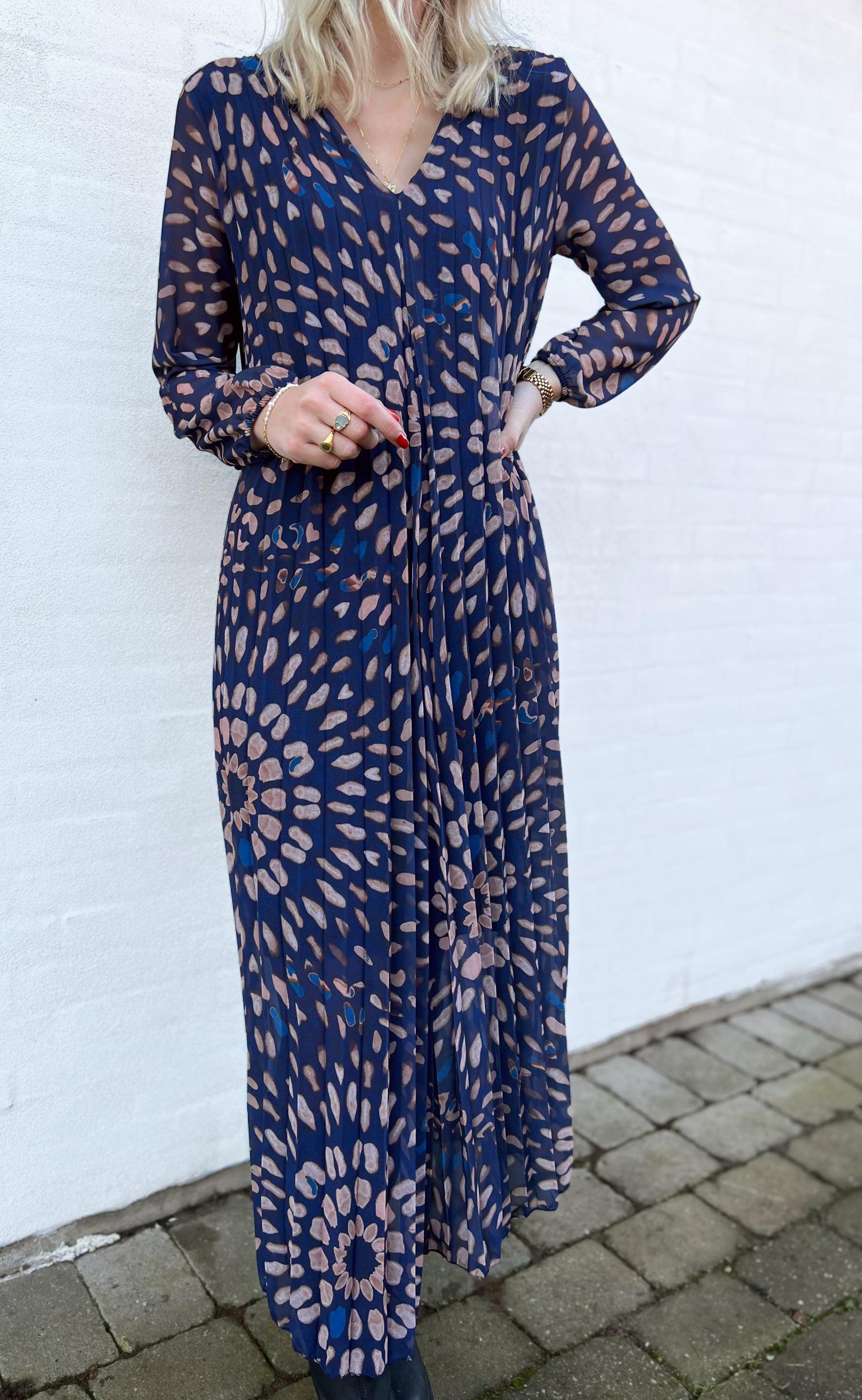 INA Copenhagen Kjole - Aya Plisse - Navy / Brown