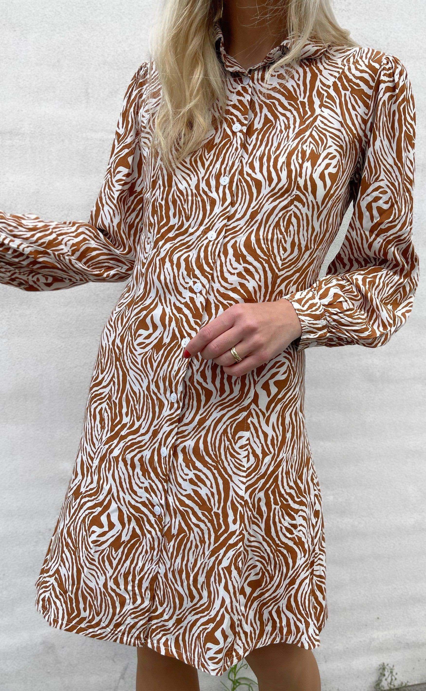 INA Copenhagen Kjole - Emma - White / Brown Zebra