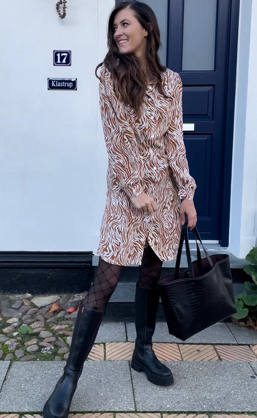 INA Copenhagen Kjole - Emma - White / Brown Zebra