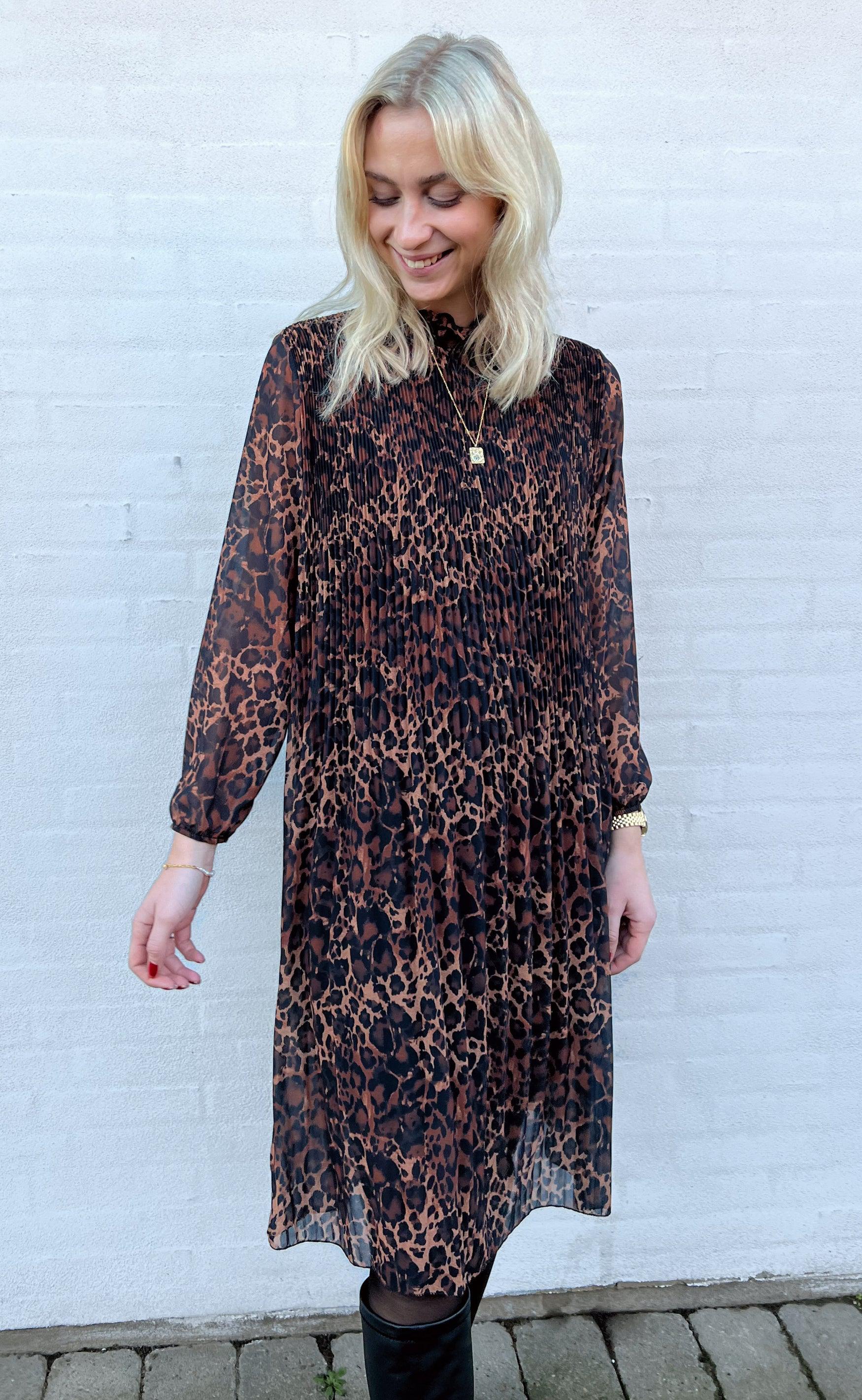 INA Copenhagen Kjole - Selma Plisse - Brown Leo