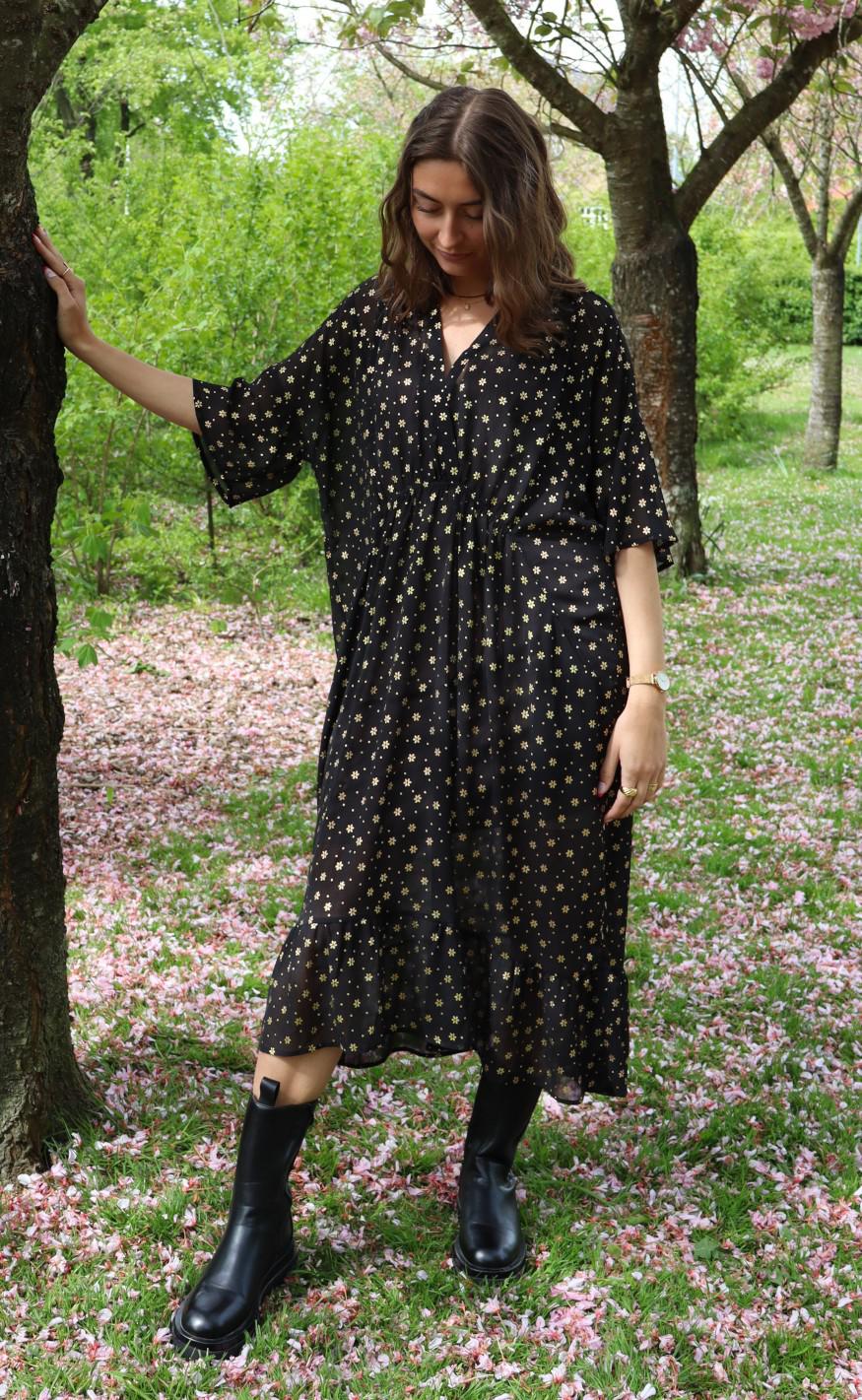 Liberte Kjole - Karoline - Black Gold Flower