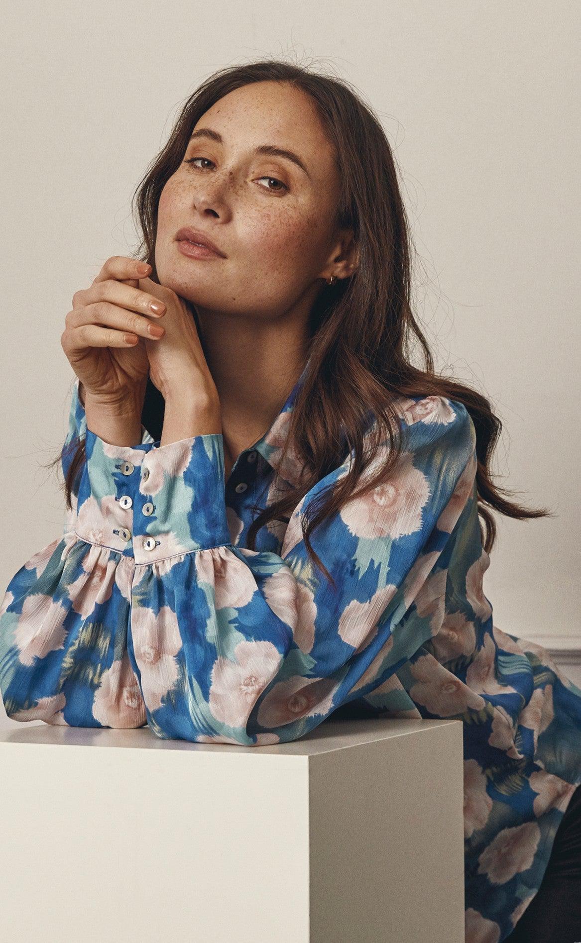 Love & Divine Bluse - Love562-3 - Blue/Rose Flower