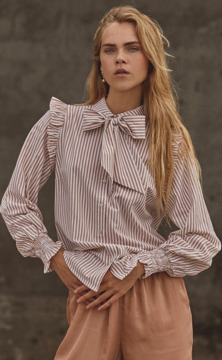 Love & Divine Bluse - Love687 - Camel / White