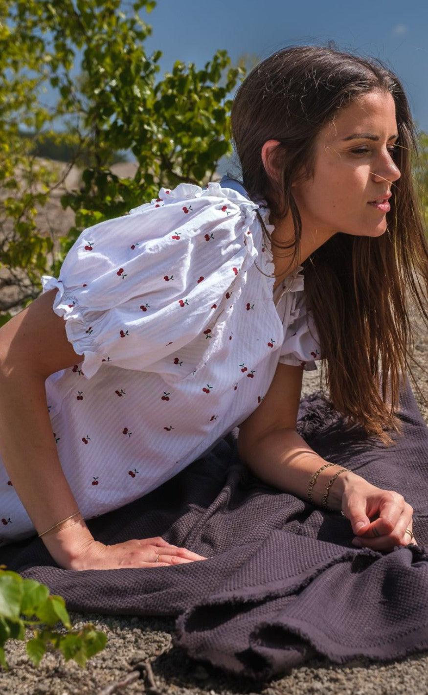 Neo Noir Bluse - Rosalie Cherry Print - White