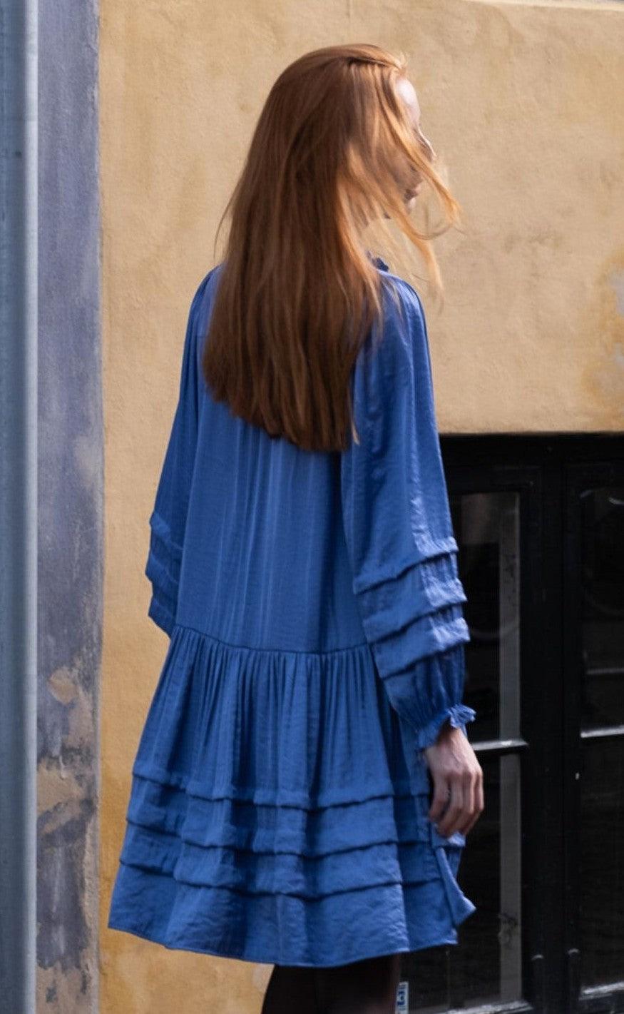 Neo Noir Kjole - Aya Satin - Blue
