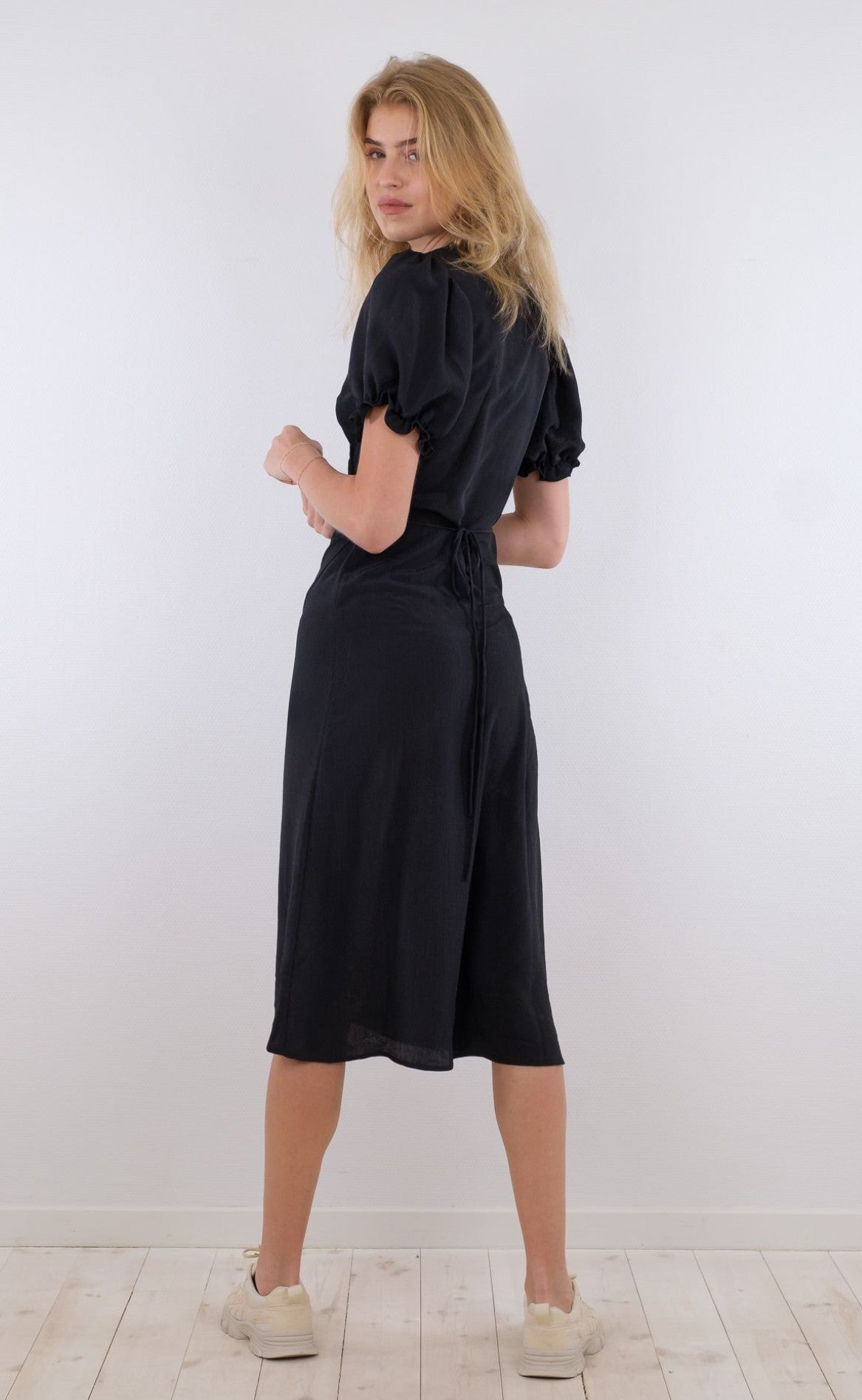 Neo Noir Kjole - Carli Crepe - Black