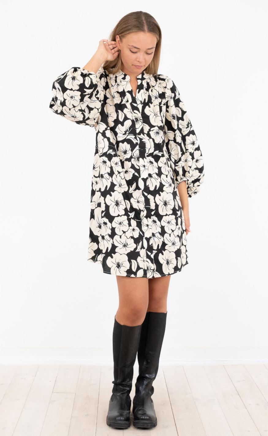 Neo Noir Kjole - Reba Arty Flower - Black