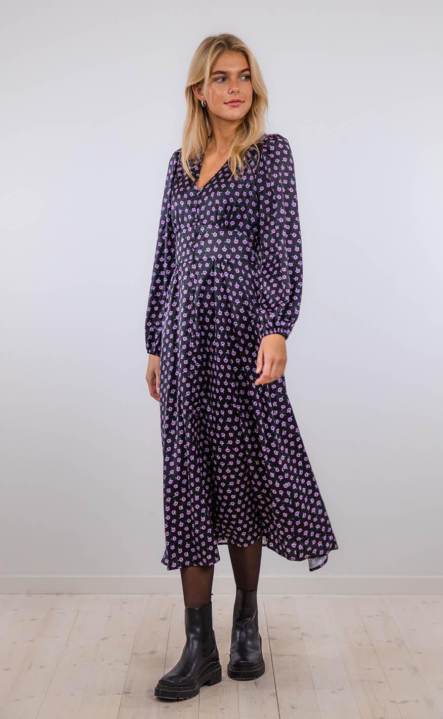 Neo Noir Kjole - Timma Violet Storm - Black