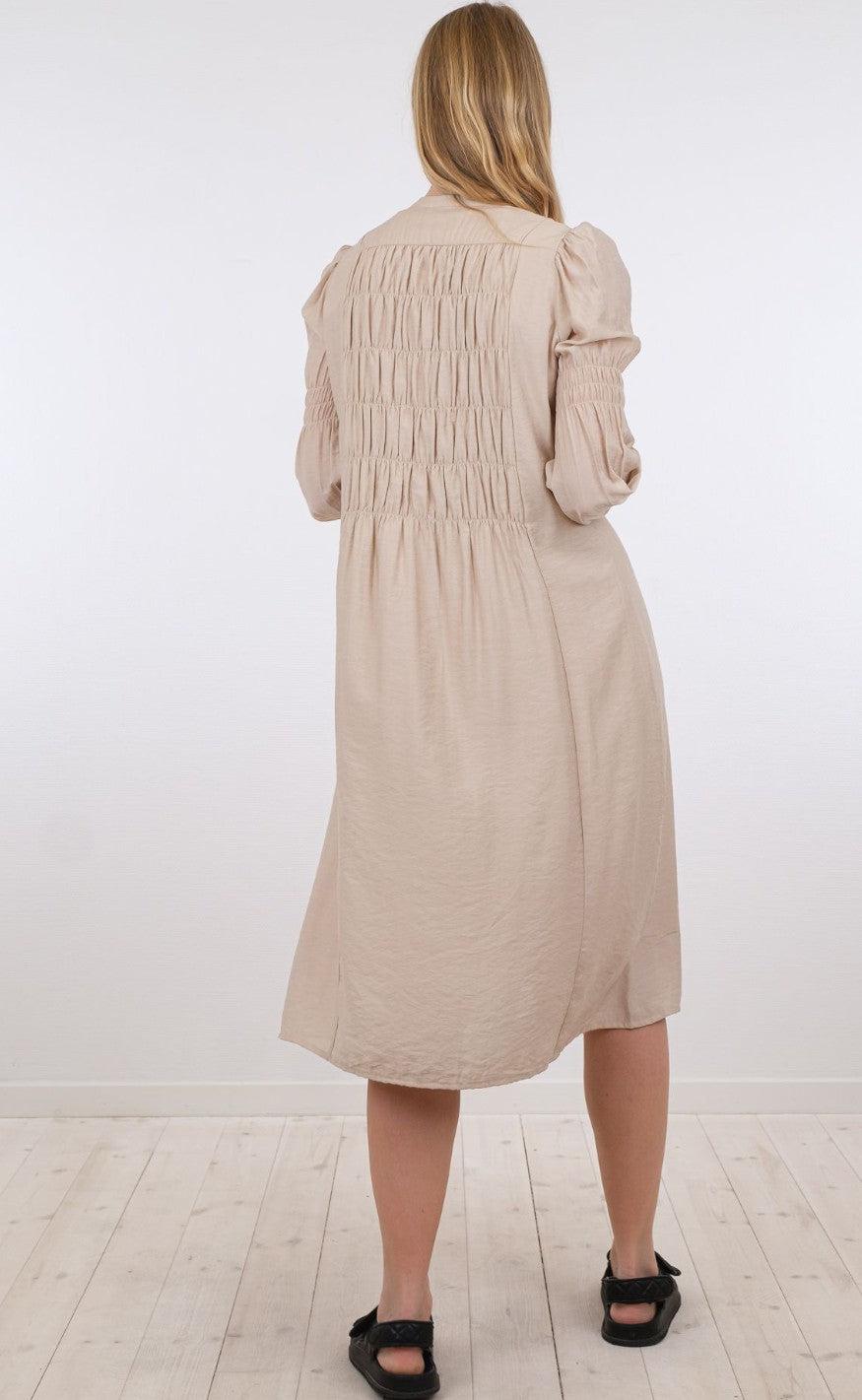 Neo Noir Smock Kjole - Posy - Sand