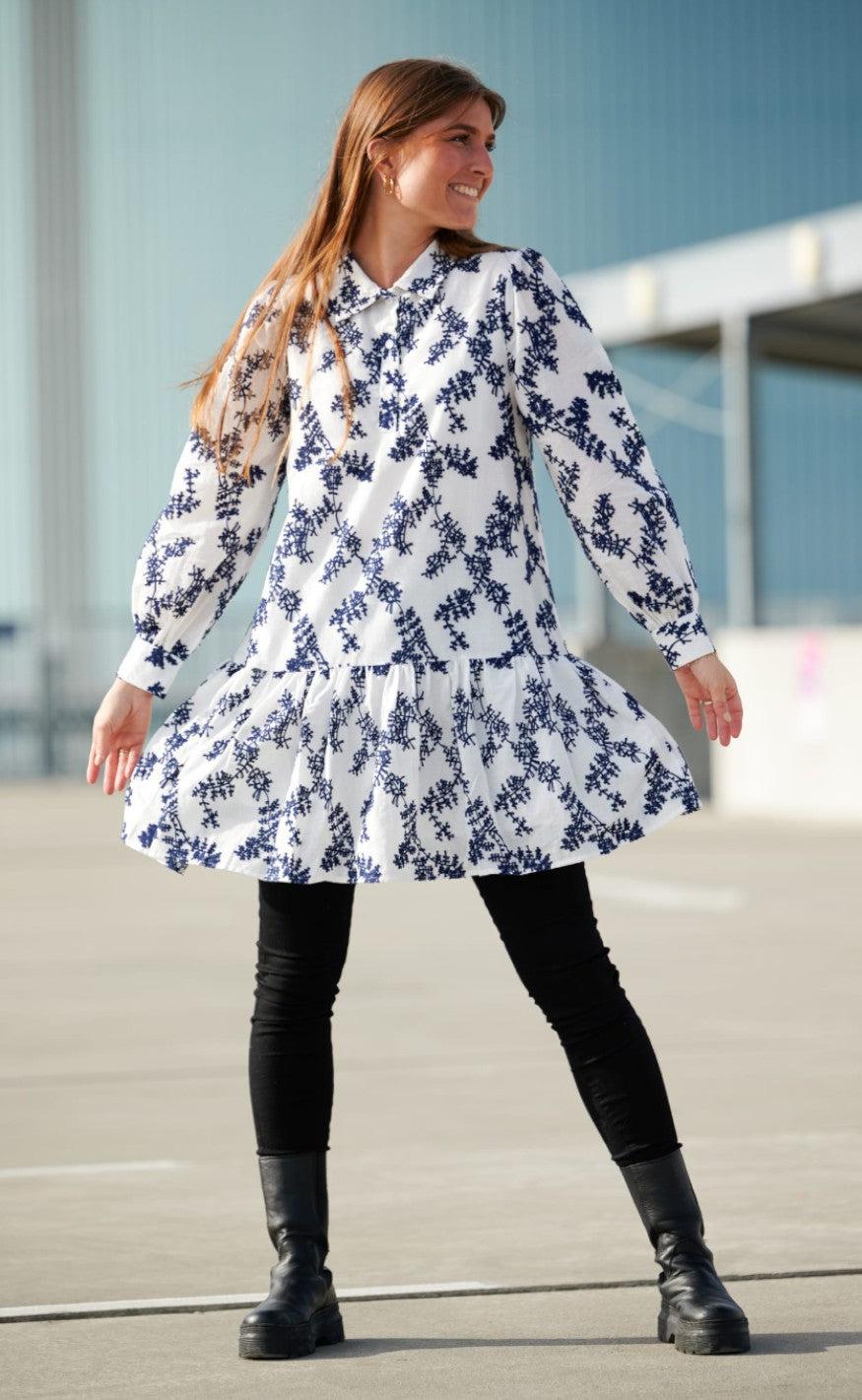 Noella Kjole - Frilla - White/Navy Embrodery