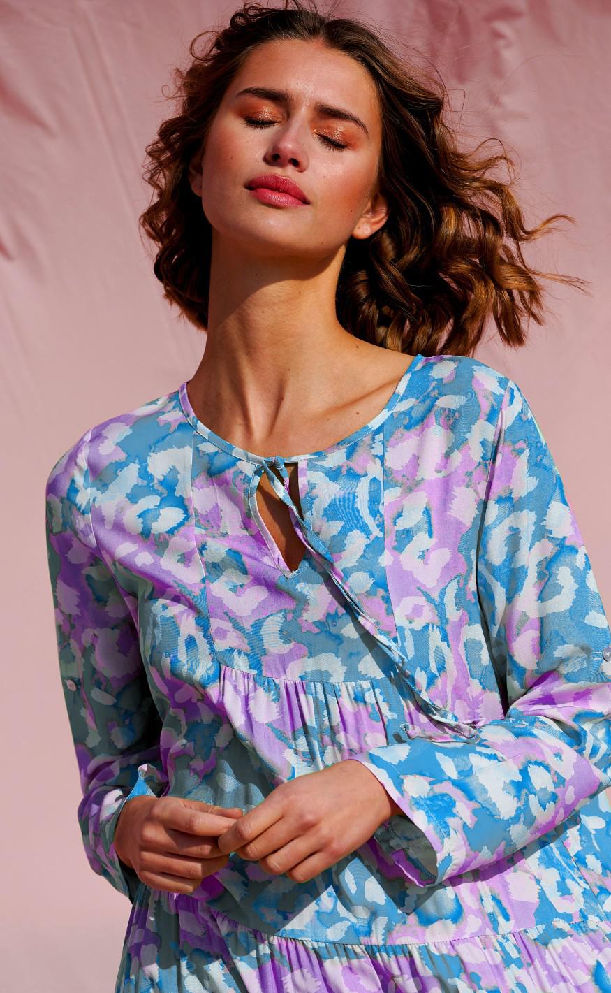 Noella Kjole - Imogene Long - Lightblue/Pink