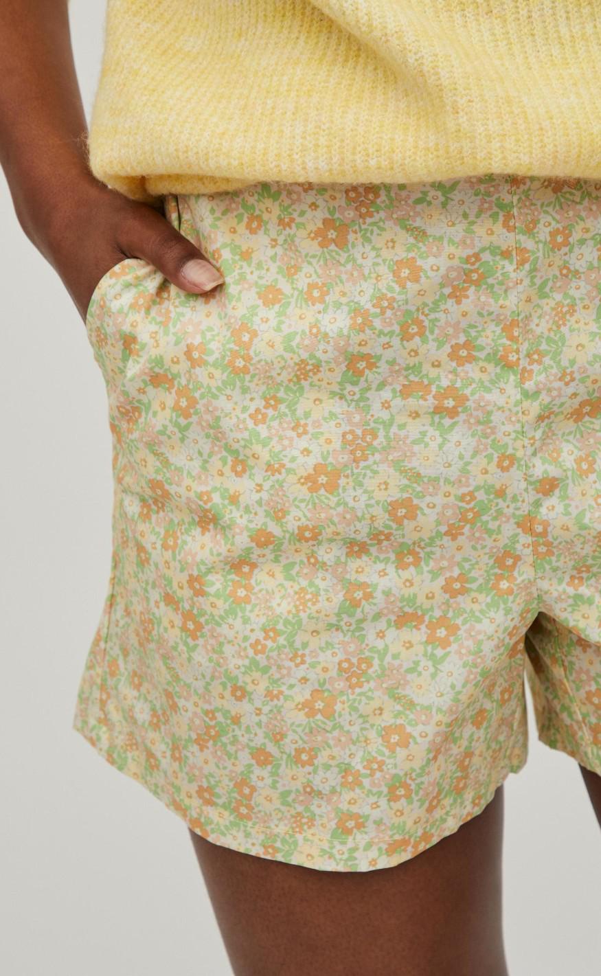 VILA Shorts - Colmena - Flowers